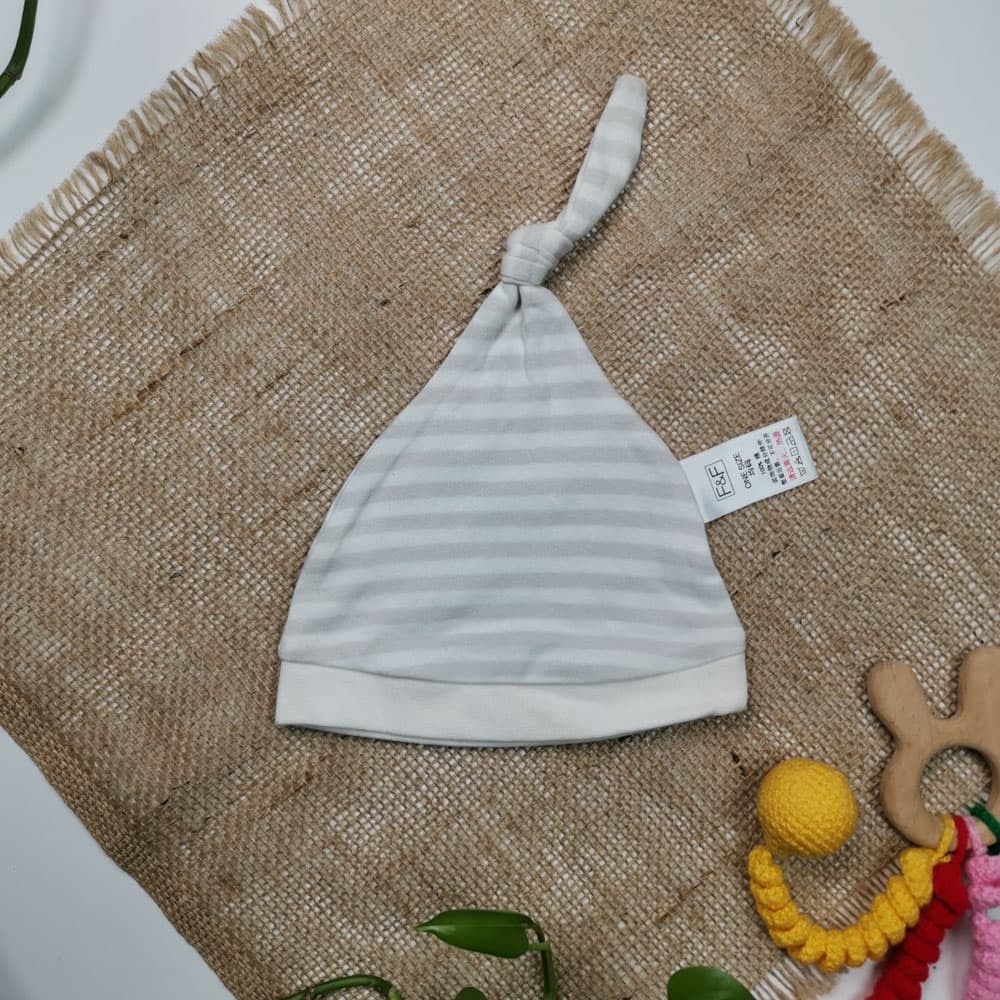 کلاه نوزادی نوزادی طرح راه راه گره ای شیری رنگ – 2 تا 6 ماه