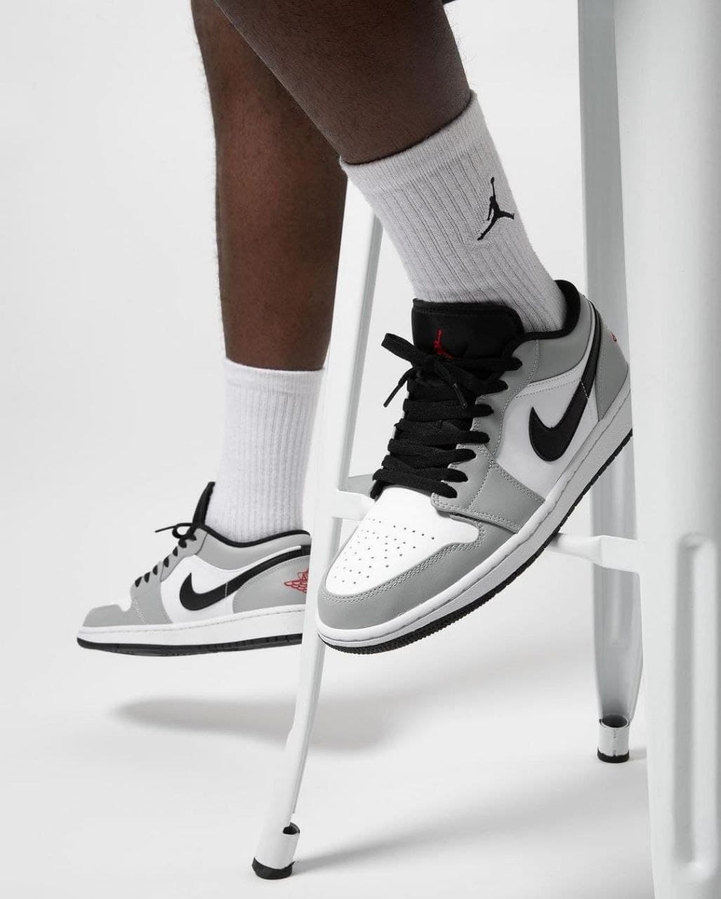 نایک ایر جردن ۱ بدون ساق طوسی سفید Nike air Jordan 1 low smoke grey and white — تصویر ۲