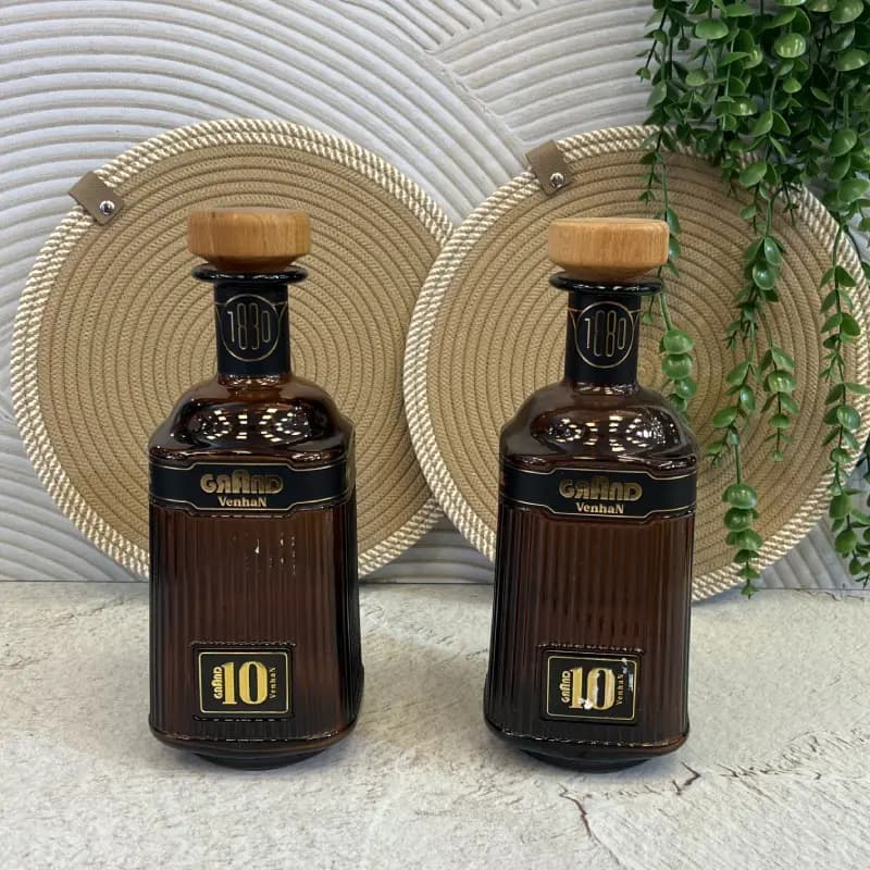 بطری آب شیاردار در چوب