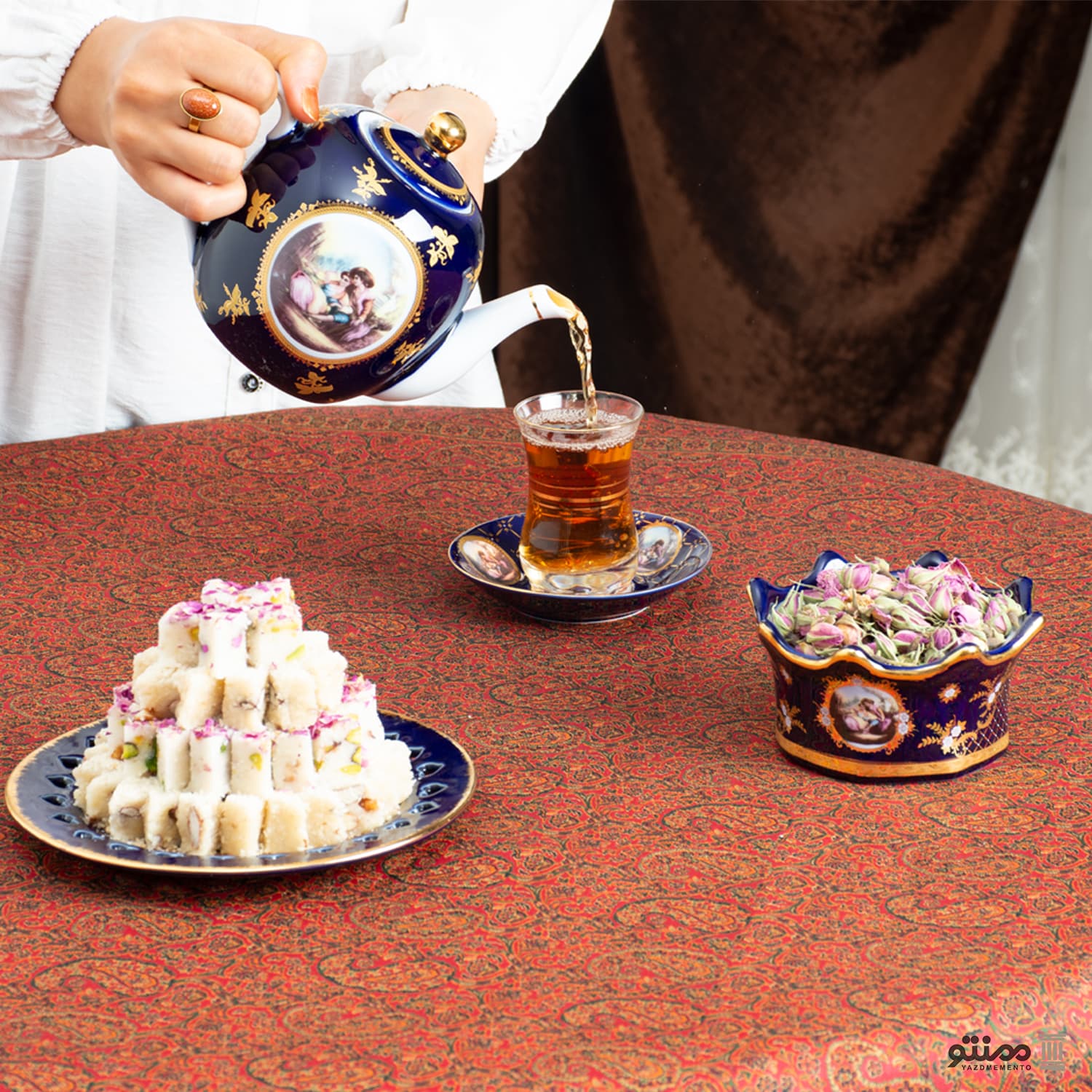رومیزی ترمه مربع طرح ماهان رنگ سنتی — تصویر ۳