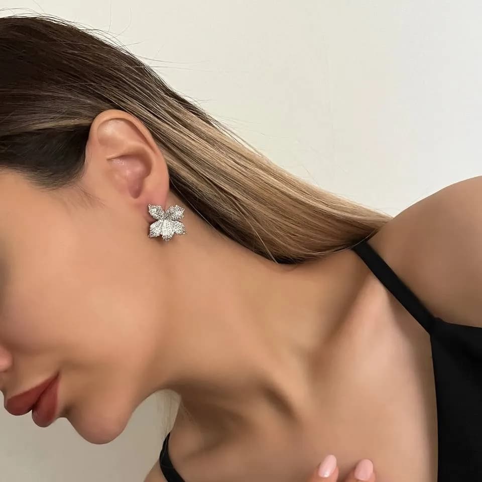 گوشواره زنانه طرح برگ پاییزی نگین کاری شده آبکاری نقره ضد حساسیت رنگ ثابت کد zmc — تصویر ۲