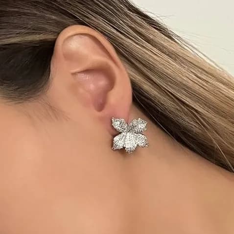 گوشواره زنانه طرح برگ پاییزی نگین کاری شده آبکاری نقره ضد حساسیت رنگ ثابت کد zmc