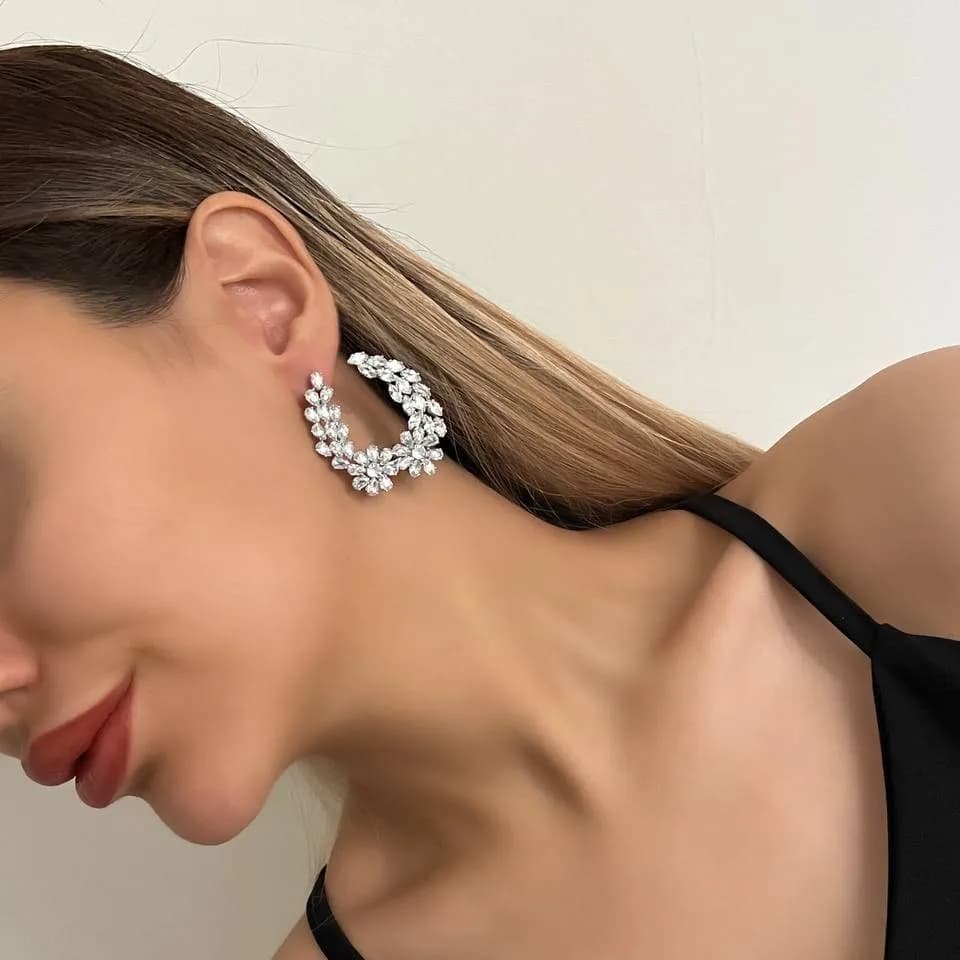 گوشواره زنانه مدل حلقه ای گل و برگ نگین کاری شده آبکاری نقره ضد حساسیت رنگ ثابت کد zmc