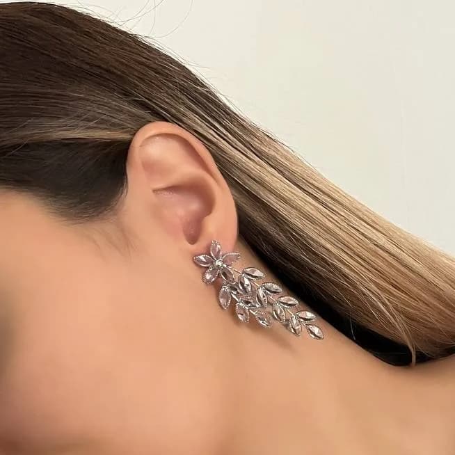 گوشواره زنانه طرح گل با آویز برگ نگین کاری شده آبکاری نقره ضد حساسیت رنگ ثابت کد zmc