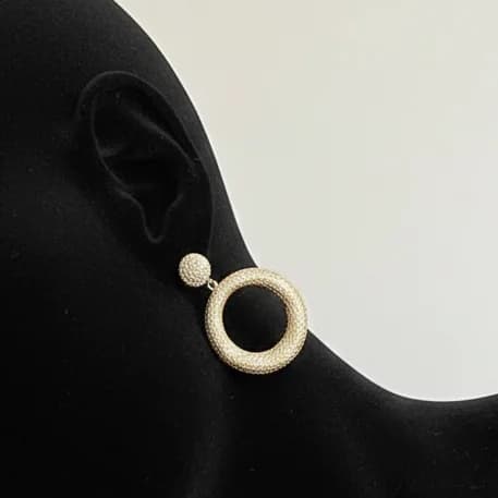 گوشواره زنانه مدل کلاسیک حلقه ای رنگ طلایی و نقره ای آبکاری نقره ضد حساسیت رنگ ثابت کد zmc — تصویر ۳
