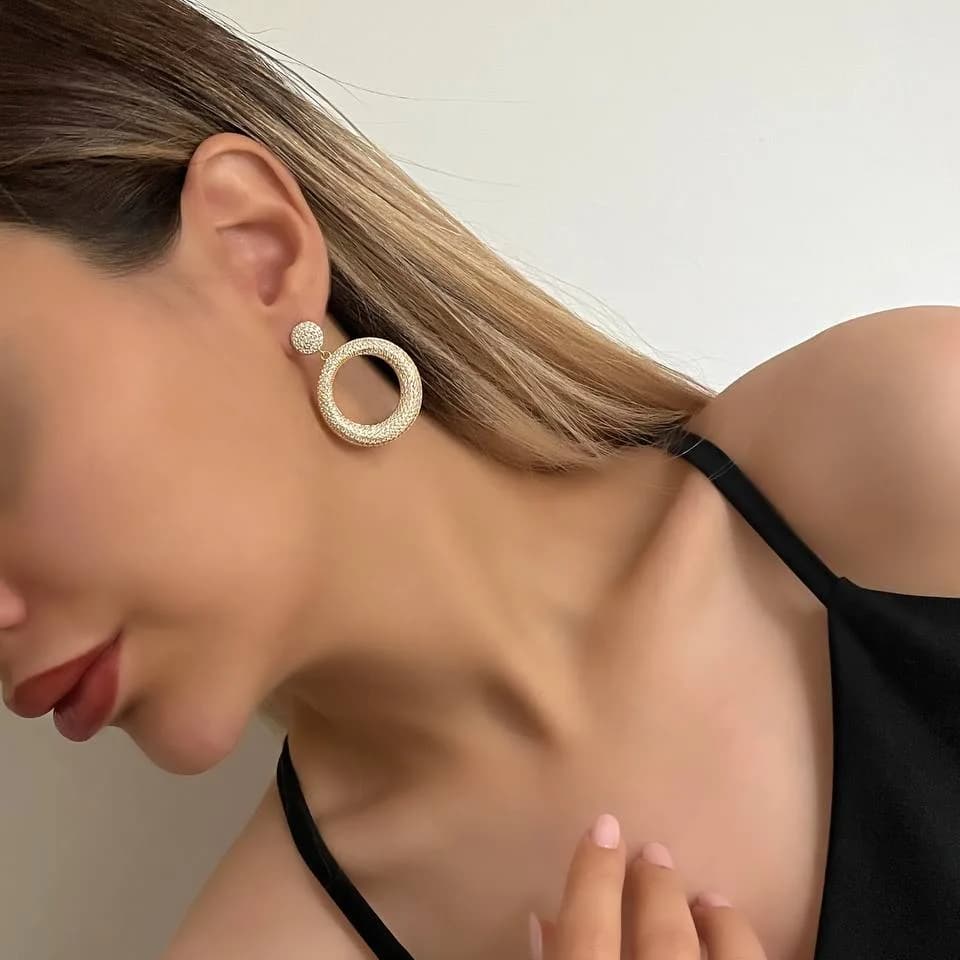 گوشواره زنانه مدل کلاسیک حلقه ای رنگ طلایی و نقره ای آبکاری نقره ضد حساسیت رنگ ثابت کد zmc — تصویر ۲