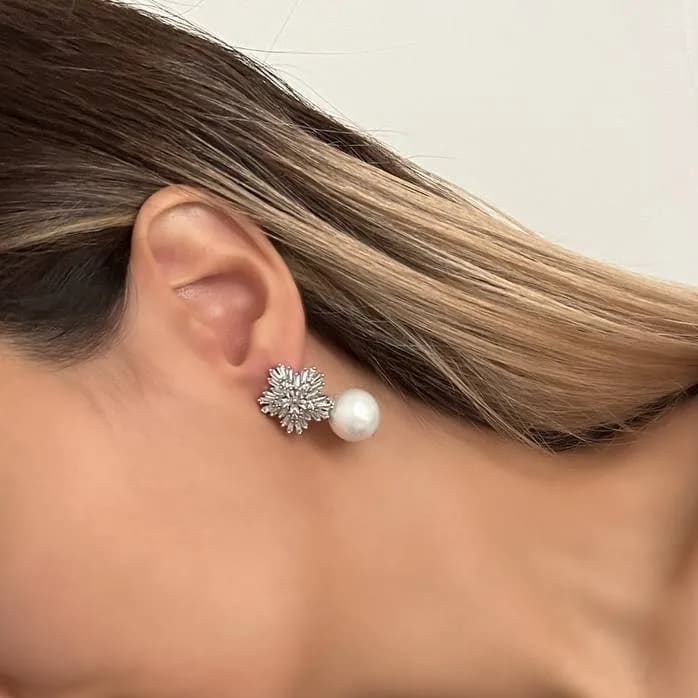 گوشواره زنانه طرح گل جواهری با آویز مروارید آبکاری نقره ضد حساسیت رنگ ثابت کد zmc