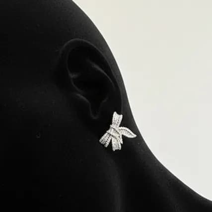 گوشواره زنانه طرح پاپیون جواهری نگین کاری شده آبکاری نقره ضد حساسیت رنگ ثابت کد zmc — تصویر ۲