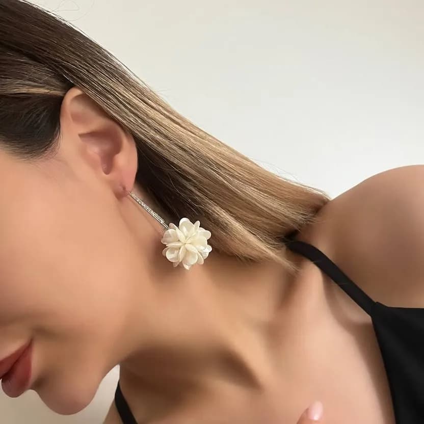 گوشواره زنانه طرح گل چندوجهی آبکاری نقره ضد حساسیت رنگ ثابت کد zmc