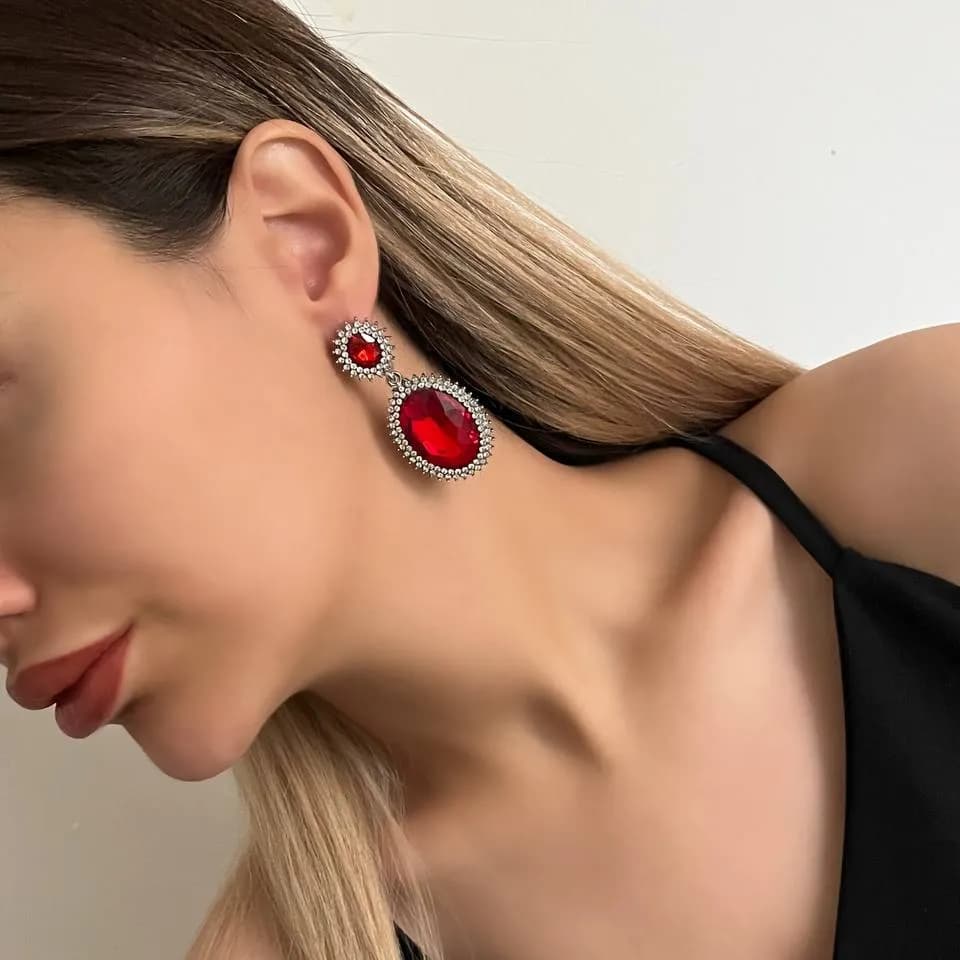 گوشواره زنانه طرح جواهری قرمز نگین کاری شده آبکاری نقره ضد حساسیت رنگ ثابت کد zmc — تصویر ۳