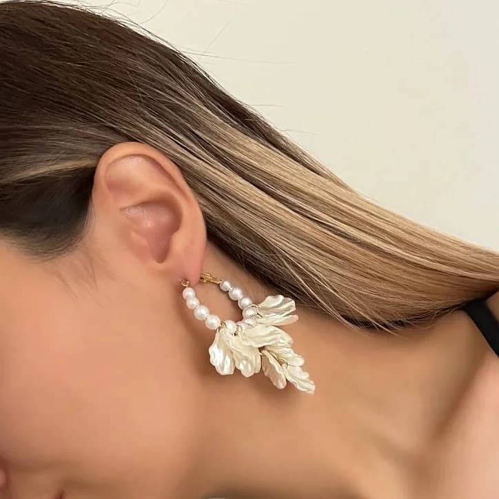 گوشواره زنانه طرح حلقه ای مرواریدی با آویز صدف ضد حساسیت رنگ ثابت کد zmc