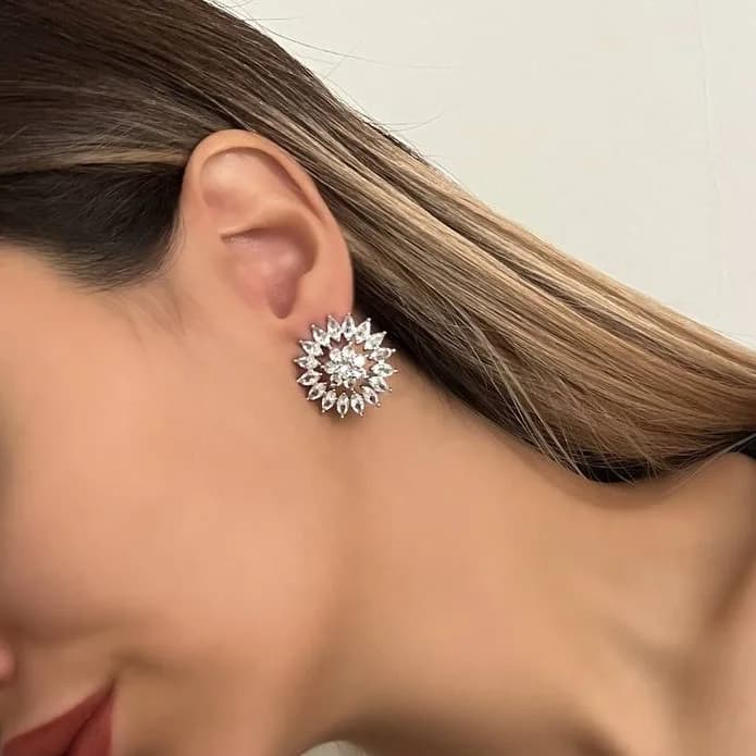 گوشواره زنانه جواهری طرح گل خورشیدی نگین کاری شده آبکاری نقره ضد حساسیت رنگ ثابت کد zmc