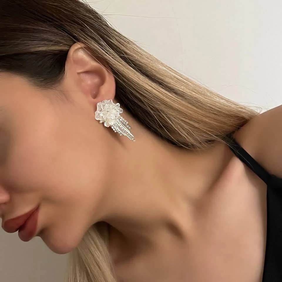 گوشواره زنانه جواهری طرح گل برجسته آویز دار آبکاری نقره ضد حساسیت رنگ ثابت کد zmc — تصویر ۴