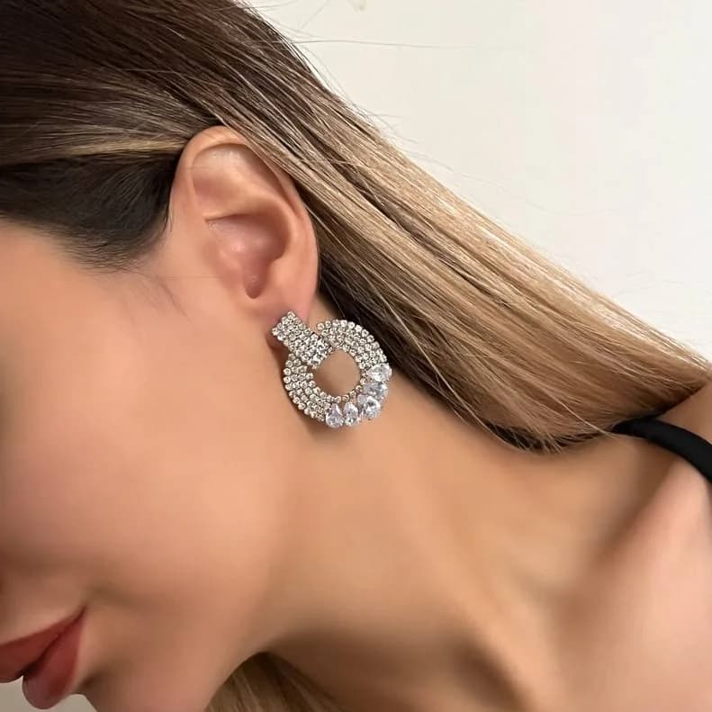گوشواره زنانه جواهری طرح حلقه ای فول نگین کاری شده آبکاری نقره ضد حساسیت رنگ ثابت کد zmc