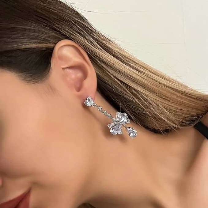 گوشواره زنانه جواهری طرح پاپیونی آویز دار آبکاری نقره ضد حساسیت رنگ ثابت کد zmc
