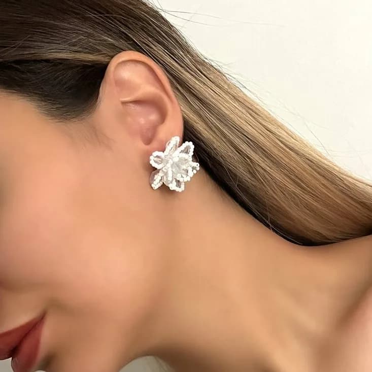 گوشواره زنانه جواهری طرح گل برجسته آبکاری نقره ضد حساسیت رنگ ثابت کد zmc