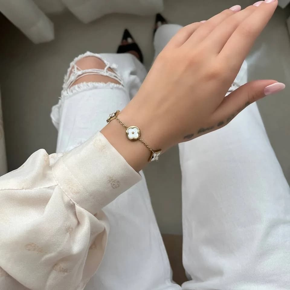 دستبند زنانه طرح ونکلیف Vancleef رنگ طلایی سفید آبکاری نقره رنگ ثابت فری سایز Freesize کد zmc — تصویر ۲
