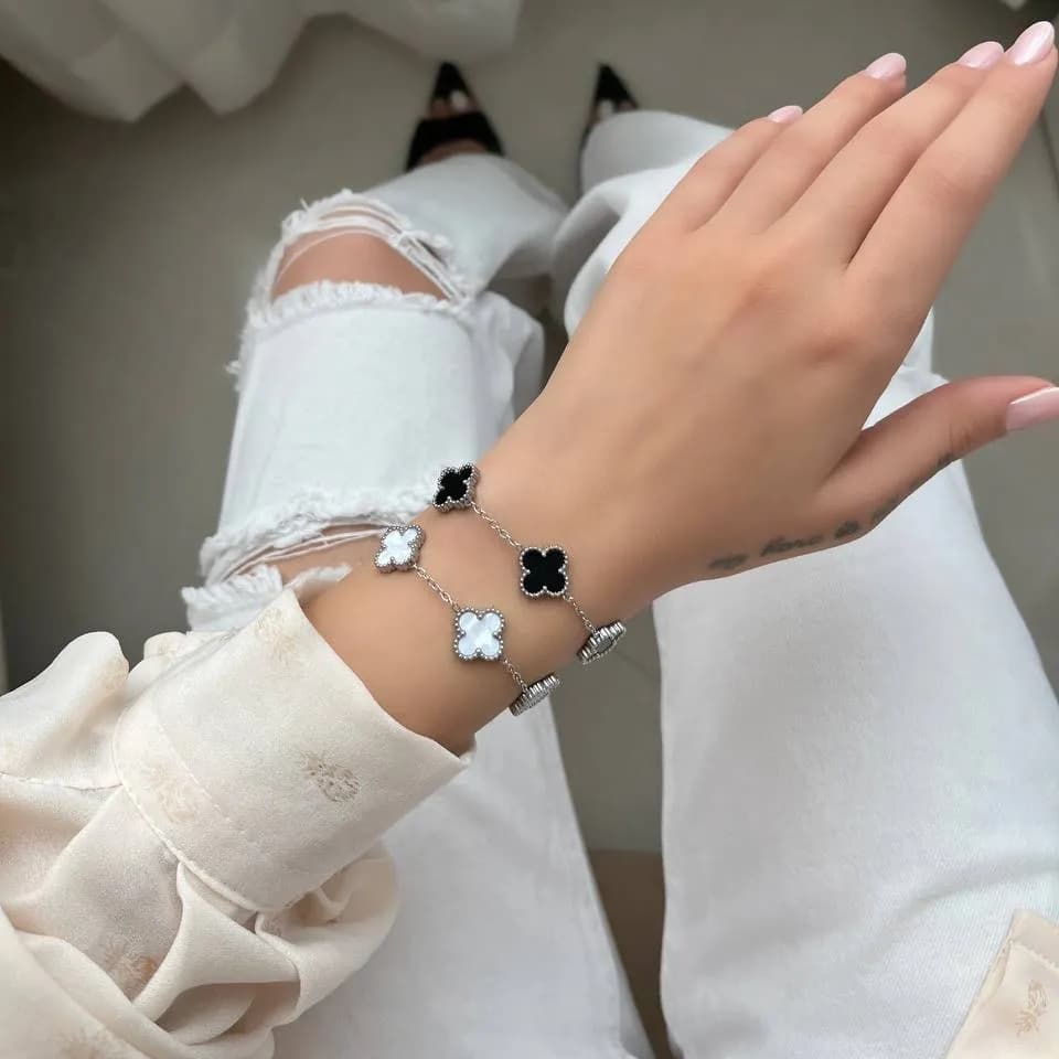 دستبند زنانه طرح ونکلیف Vancleef در رنگ های متنوع آبکاری نقره رنگ ثابت فری سایز Freesize کد zmc — تصویر ۴