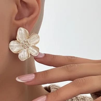 گوشواره زنانه پینترستی طرح گل رنگ طلایی سفید مناسب روزمره و مهمانی میناکاری شده ضد حساسیت و رنگ ثابت کد zgc — تصویر ۲