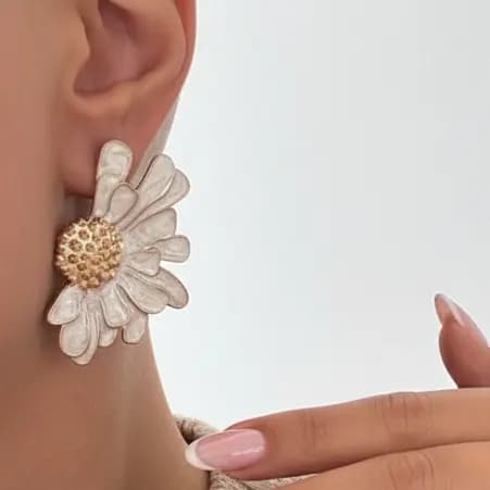 گوشواره زنانه طرح گل بابونه نصفه رنگ طلایی سفید مناسب روزمره و مهمانی میناکاری شده ضد حساسیت و رنگ ثابت کد zgc — تصویر ۳