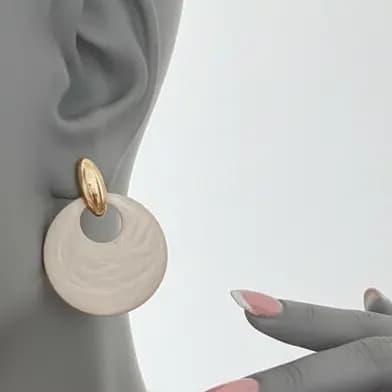 گوشواره زنانه طرح حلقه ای پینترستی رنگ طلایی سفید مناسب روزمره و مهمانی میناکاری شده ضد حساسیت و رنگ ثابت کد zgc — تصویر ۲