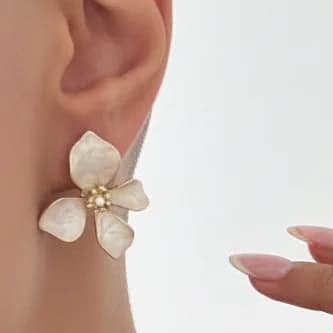 گوشواره زنانه طرح گل چهار برگ تک مروارید رنگ طلایی سفید میناکاری شده ضد حساسیت و رنگ ثابت کد zgc — تصویر ۳