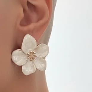 گوشواره زنانه طرح گل بنفشه رنگ طلایی سفید مناسب روزمره و مهمانی میناکاری شده ضد حساسیت و رنگ ثابت کد zgc — تصویر ۳