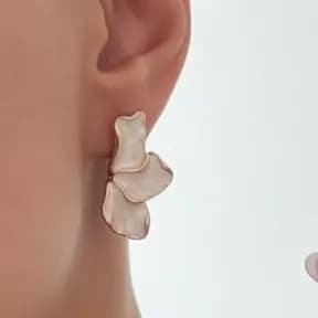 گوشواره زنانه طرح گل سه برگ رنگ طلایی سفید مناسب روزمره و مهمانی میناکاری شده ضد حساسیت و رنگ ثابت کد zgc — تصویر ۳