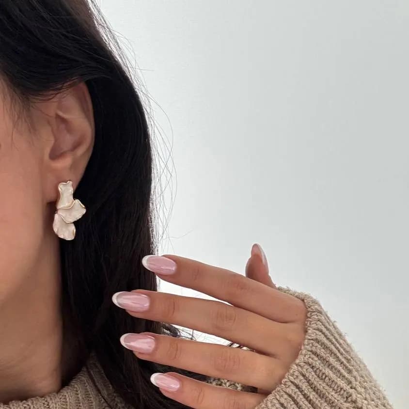 گوشواره زنانه طرح گل سه برگ رنگ طلایی سفید مناسب روزمره و مهمانی میناکاری شده ضد حساسیت و رنگ ثابت کد zgc — تصویر ۲
