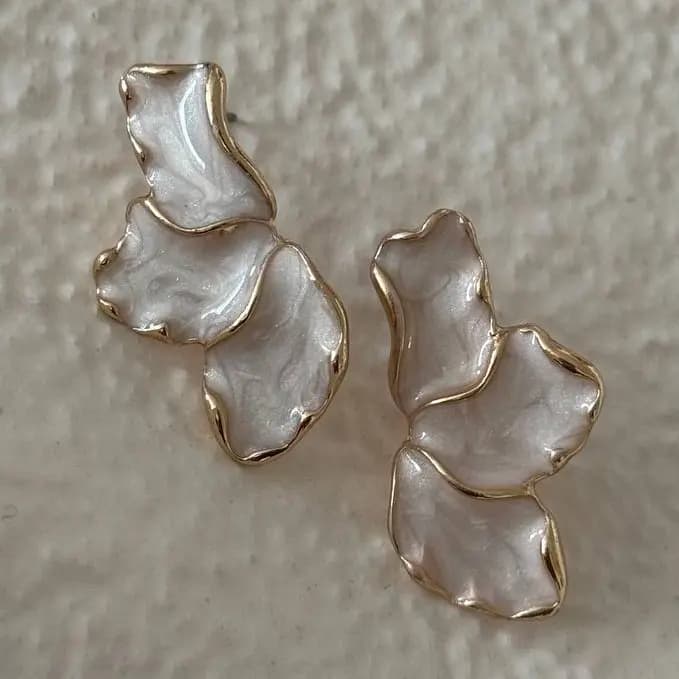 گوشواره زنانه طرح گل سه برگ رنگ طلایی سفید مناسب روزمره و مهمانی میناکاری شده ضد حساسیت و رنگ ثابت کد zgc