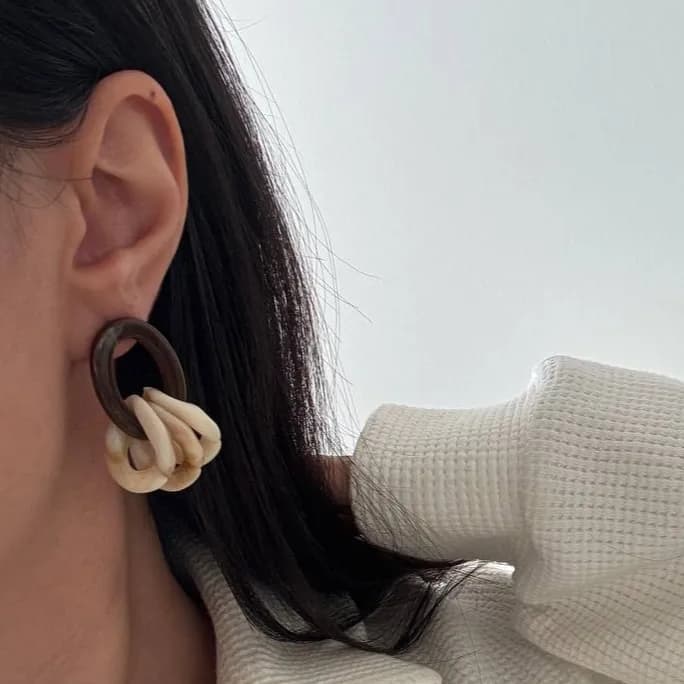 گوشواره زنانه رزینی طرح حلقه ای کلاسیک رنگ قهوه ای کرم آبکاری درجه یک نقره ضد حساسیت و رنگ ثابت کد zgc
