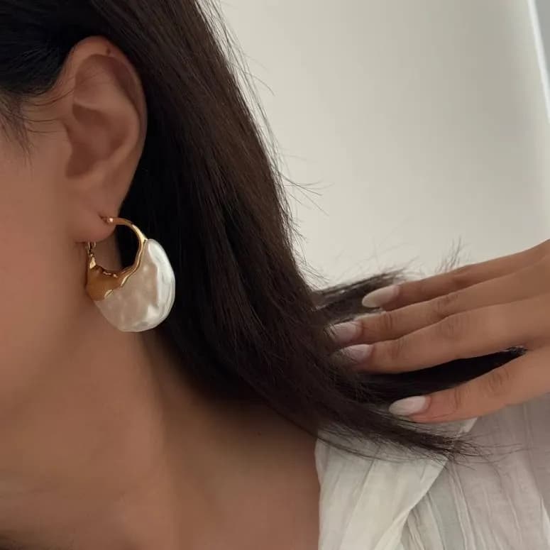گوشواره زنانه طرح مرواریدی با صدف طبیعی رنگ سفید رنگ ثابت کد zgc — تصویر ۲
