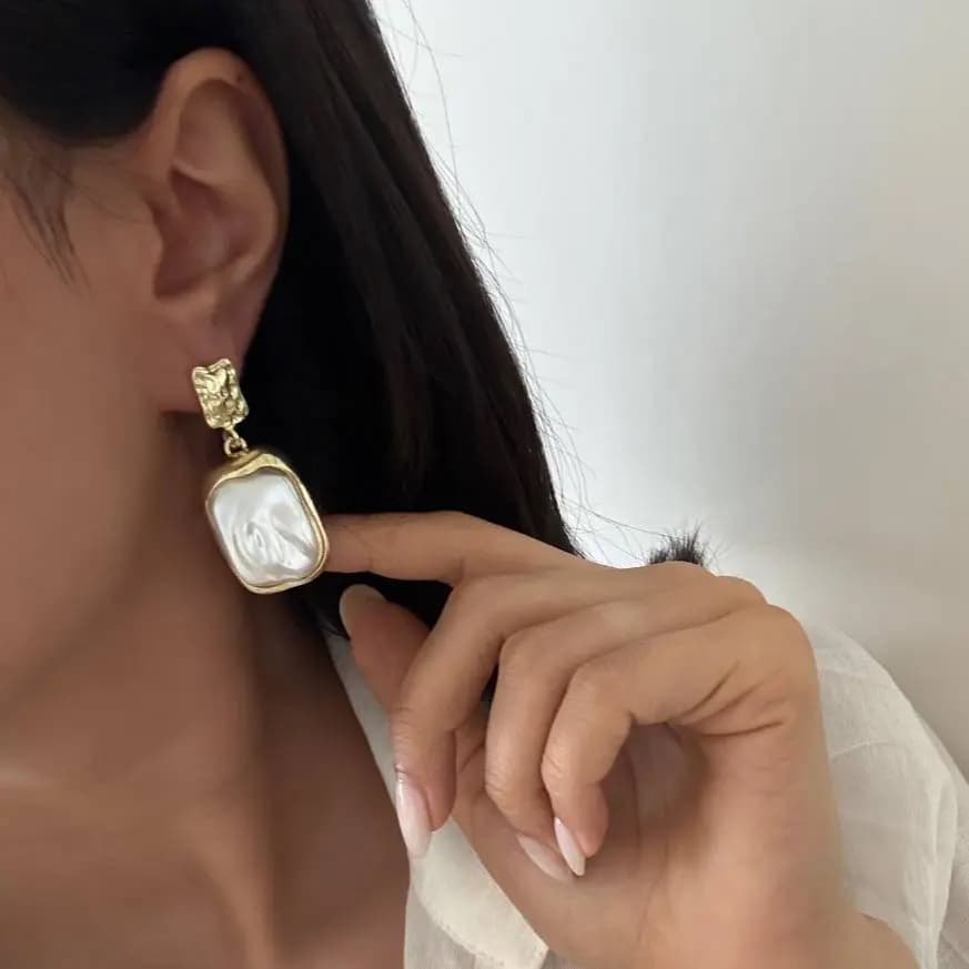 گوشواره زنانه طرح مربعی مرواریدی با صدف طبیعی رنگ طلایی سفید رنگ ثابت کد zgc — تصویر ۲