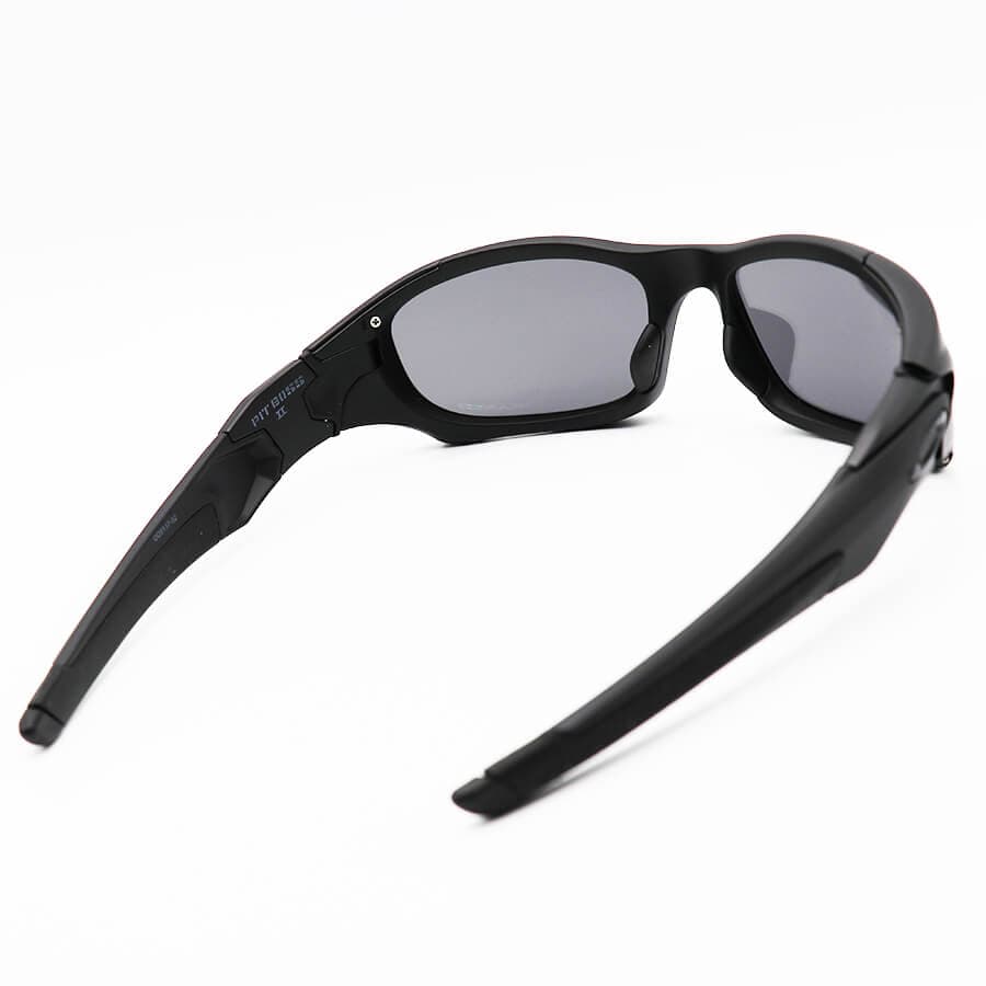 عینک آفتابی پلاریزه OAKLEY با فریم رنگ مشکی و لنز آینهای و نقره ای مدل PIT BUSS – OO9137-02 — تصویر ۳