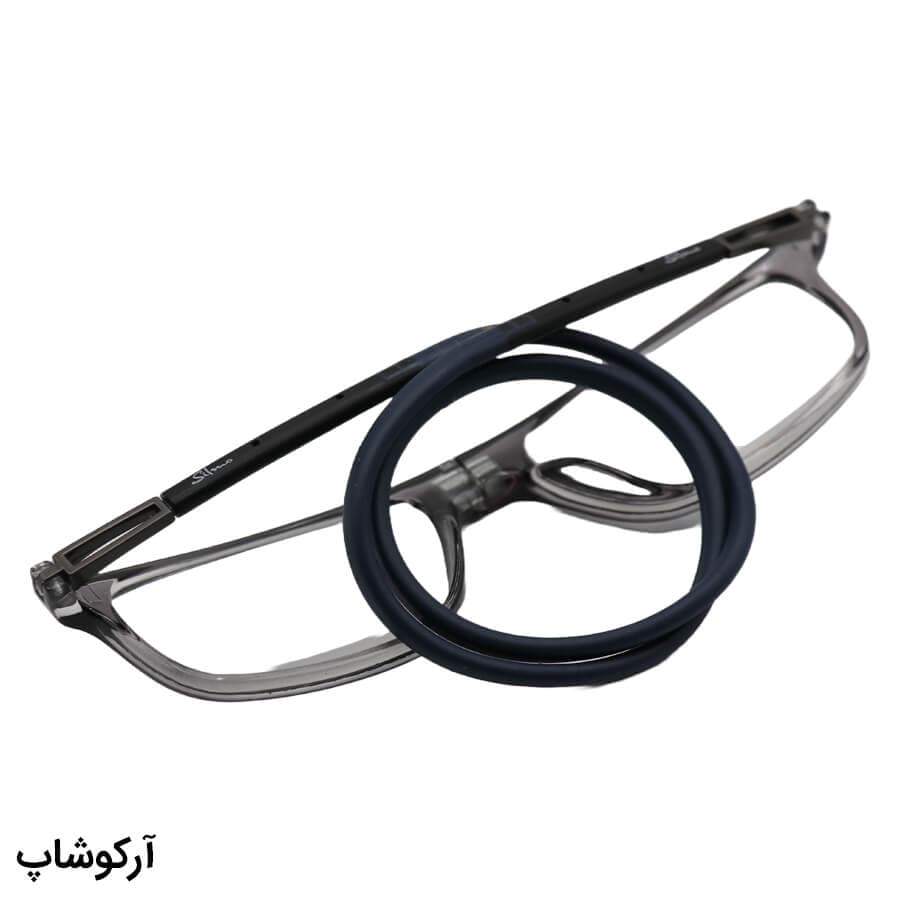 عینک مطالعه مگنتی با نمره +2.75 نزدیکبین فریم طوسی، شکل مستطیلی و بند سرمهای مدل AM34003 — تصویر ۲