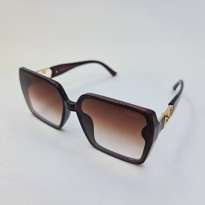 عینک آفتابی مربعی شکل Fendi با فریم قهوه ای و لنز قهوه ای سایه روشن مدل 6063 — تصویر ۴