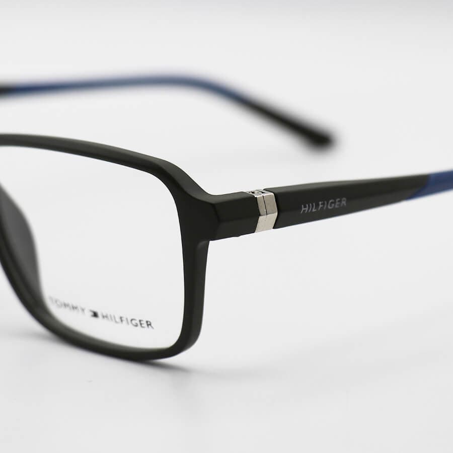 عینک طبی تامی هیلفیگر Tommy Hilfiger با فریم طوسی رنگ، شکل مستطیلی و دسته فنری مدل OLD3092T — تصویر ۵
