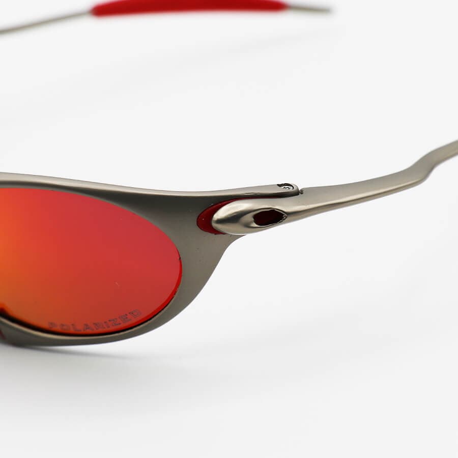عینک آفتابی پلاریزه OAKLEY با فریم فلزی، عدسی آینه ای و قرمز رنگ به همراه پک اصلی مدل 1622 — تصویر ۶