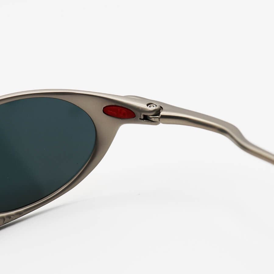 عینک آفتابی پلاریزه OAKLEY با فریم فلزی، عدسی آینه ای و قرمز رنگ به همراه پک اصلی مدل 1622 — تصویر ۵