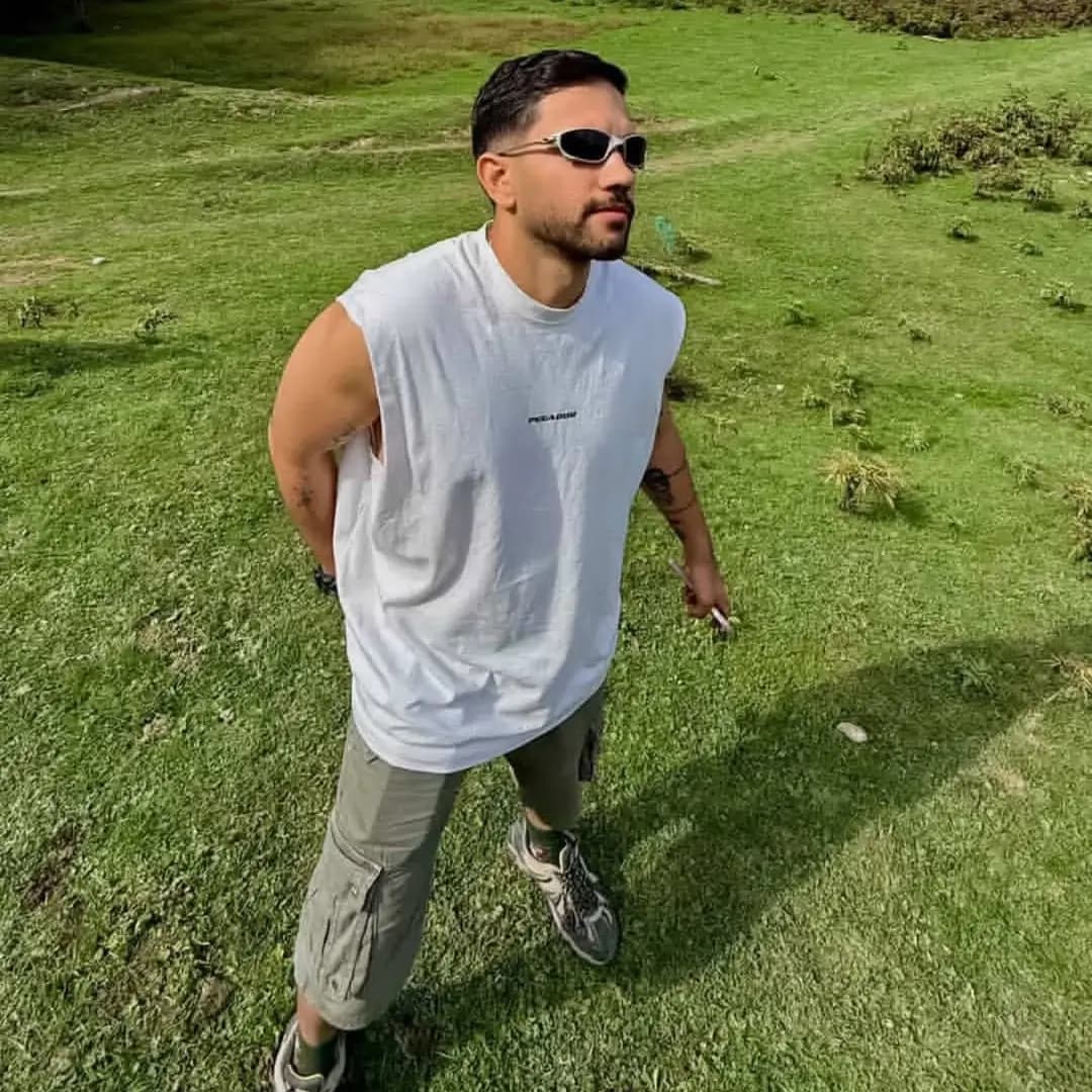 عینک آفتابی پلاریزه OAKLEY با فریم فلزی، عدسی آینه ای و قرمز رنگ به همراه پک اصلی مدل 1622 — تصویر ۲
