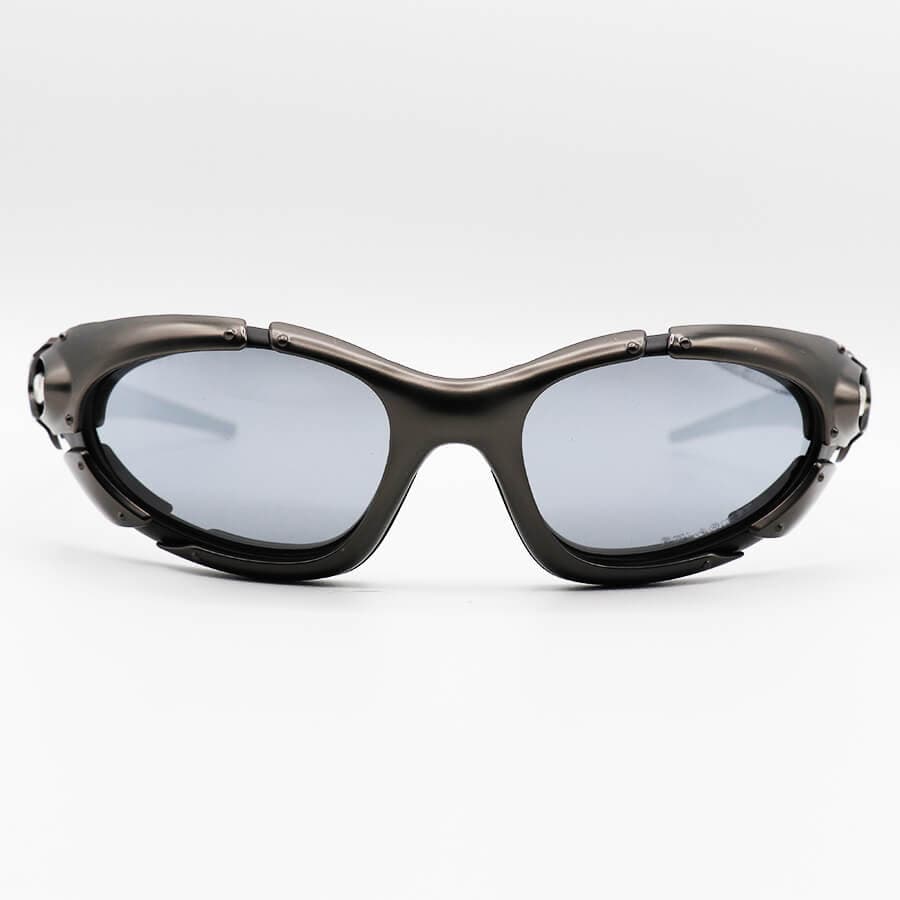 عینک آفتابی پلاریزه OAKLEY با فریم فلزی، رنگ نوک مدادی و لنز آینهای و نقرهای به همراه پک مدل 9367 — تصویر ۳