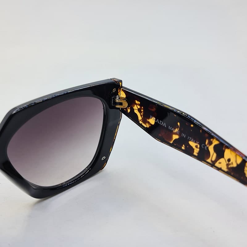 عینک آفتابی PRADA با فریم مشکی و دسته قهوه ای چند رنگ (پلنگی) مدل 2194 — تصویر ۷