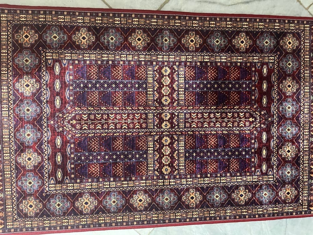 فرشینه مخمل طرح قرمز لاکی طرح گبه هندسی کد A094 — تصویر ۶