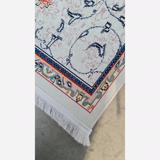 فرشینه مخمل ترک طرح کلاسیک تبریز رنگ کرم روشن کد R180 — تصویر ۴