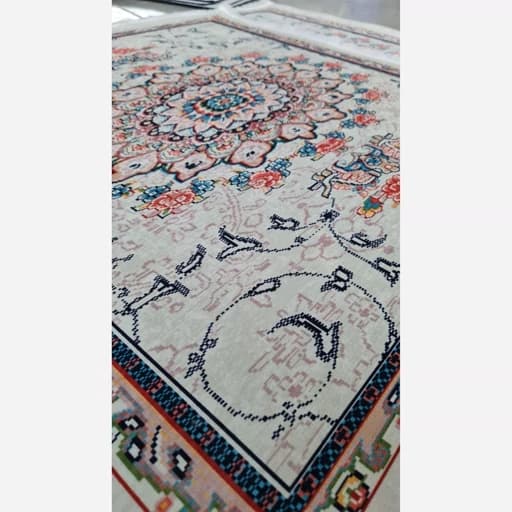 فرشینه مخمل ترک طرح کلاسیک تبریز رنگ کرم روشن کد R180 — تصویر ۶