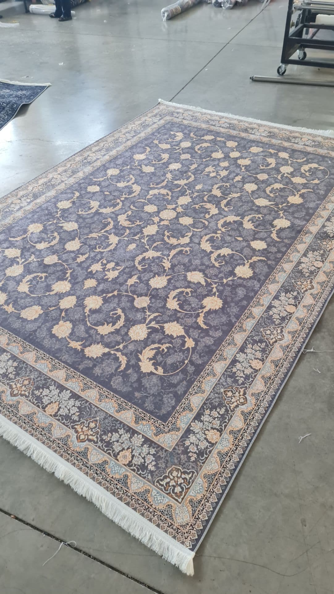 فرشینه مخمل طرح فرش افشان طوسی طلایی U55 — تصویر ۳
