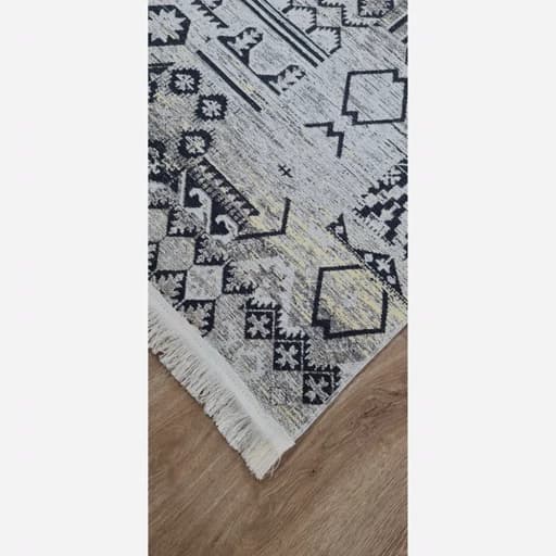 فرشینه مخمل ترک لوکس | طرح انتزاعی هندسی مدرن طوسی مشکی با رگه‌های طلایی | زیره ضدلغزش و ضد حساسیت کد U173 — تصویر ۳