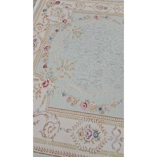 فرشینه مخمل ترک لوکس طرح کلاسیک، آبی پاستلی و کرم گلدار – کد M109 — تصویر ۲