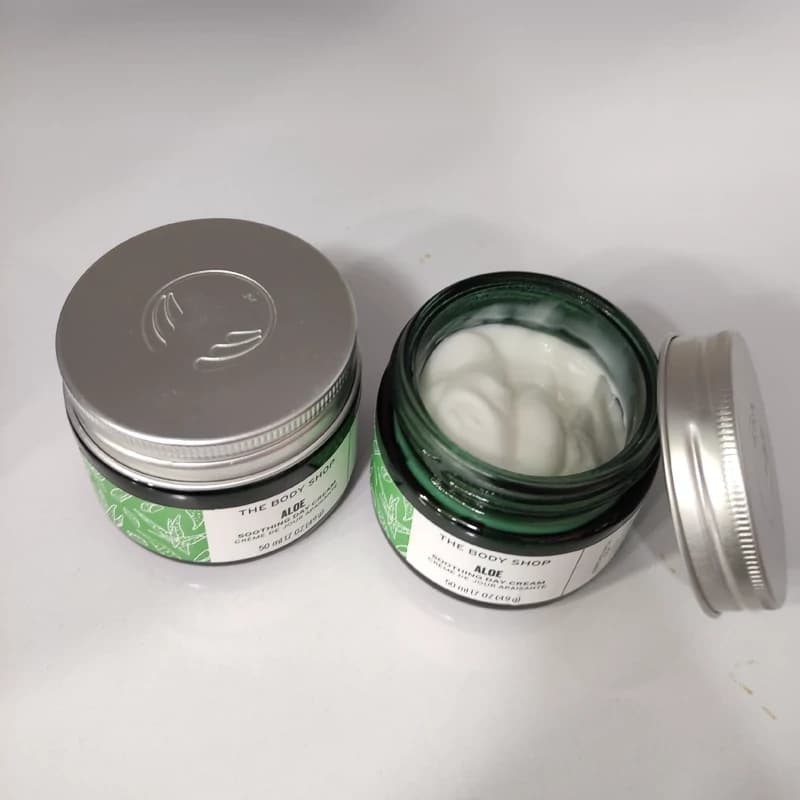 کرم روز آلوئه ورای بادی شاپ مخصوص پوست های خشک و حساس ALOE کد 1915 — تصویر ۵