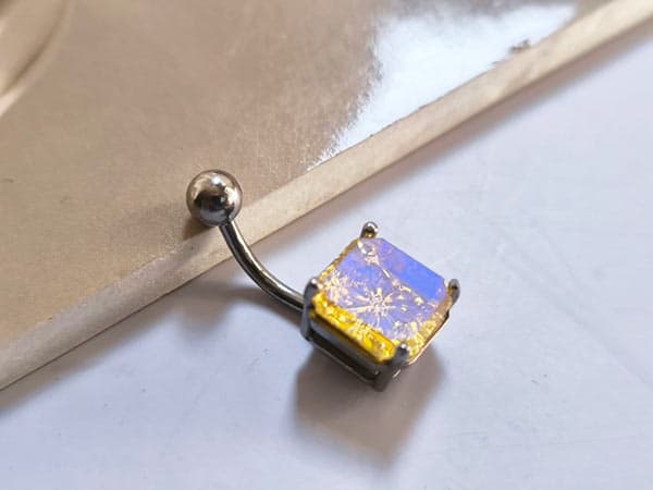 پیرسینگ ناف نگین مربعی کریستالی — تصویر ۲